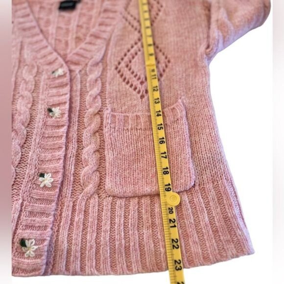 Cliche cardigan sweater size large pink with flowers embroidered over buttons - Picture 11 of 15